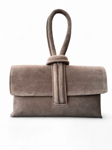 Elegancka torebka damska Vera Pelle wykonana z naturalnej skóry zamszowej w kolorze taupe. Stylowa i kompaktowa listonoszka idealna na co dzień i specjalne okazje. Postaw na ponadczasowy design i wysoką jakość.