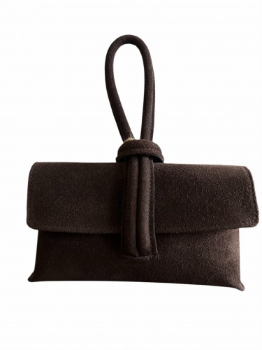 Torebka damska Vera Pelle wykonana z naturalnej skóry zamszowej w kolorze czekoladowego brązu. Elegancka i kompaktowa listonoszka idealna na co dzień oraz na specjalne okazje. Klasyczny styl i wysoka jakość.