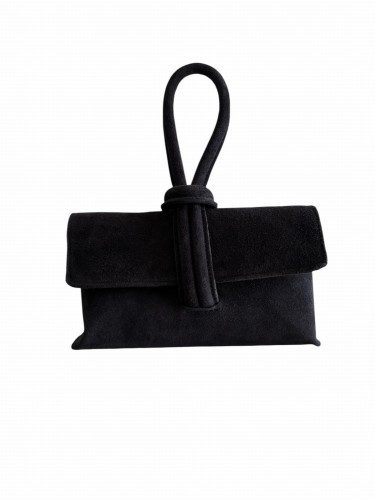 Torebka damska Vera Pelle wykonana z naturalnej skóry zamszowej w kolorze czarnym. Elegancka i kompaktowa listonoszka idealna na co dzień oraz na specjalne okazje. Klasyczny styl i wysoka jakość.