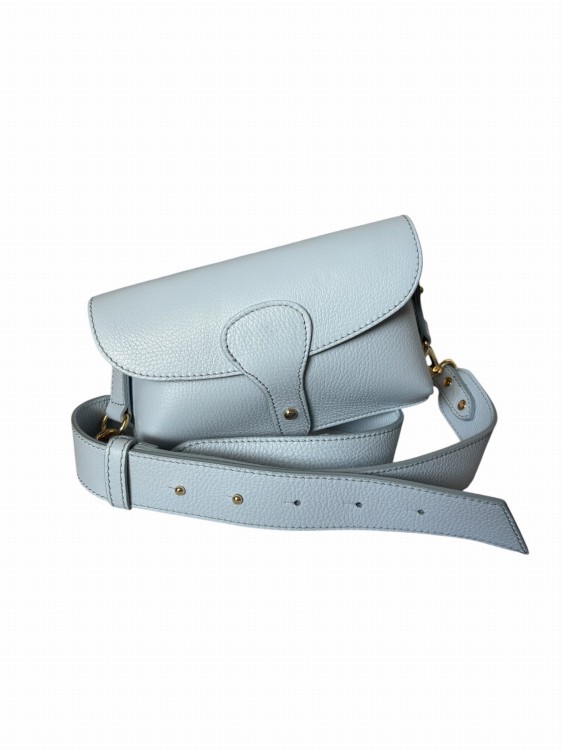Torebka damska Vera Pelle wykonana z naturalnej skóry w modnym odcieniu baby blue. Stylowa listonoszka z regulowanym paskiem i złotymi okuciami.