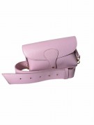 Torebka damska Vera Pelle wykonana z naturalnej skóry w modnym odcieniu baby pink. Stylowa listonoszka z regulowanym paskiem i złotymi okuciami.
