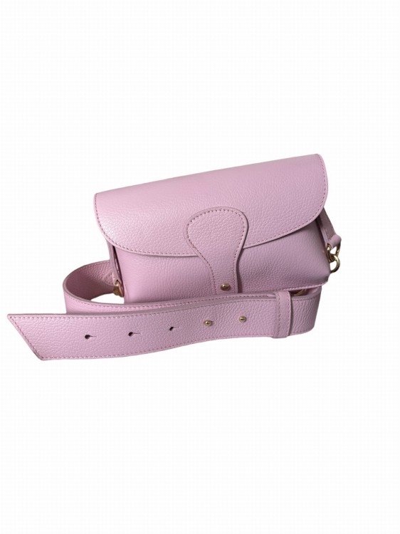 Torebka damska Vera Pelle wykonana z naturalnej skóry w modnym odcieniu baby pink. Stylowa listonoszka z regulowanym paskiem i złotymi okuciami.