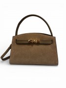 Torebka damska Vera Pelle typu kuferek wykonana z naturalnej skóry i zamszu w modnym kolorze taupe. Kompaktowa, funkcjonalna i stylowa – idealna do ręki, na ramię lub jako crossbody. Doskonała na co dzień i eleganckie okazje.