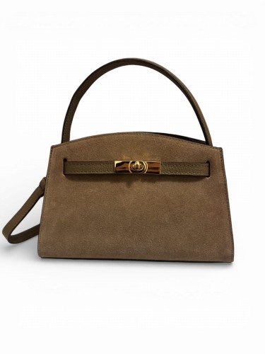 Torebka damska Vera Pelle typu kuferek wykonana z naturalnej skóry i zamszu w modnym kolorze taupe. Kompaktowa, funkcjonalna i stylowa – idealna do ręki, na ramię lub jako crossbody. Doskonała na co dzień i eleganckie okazje.