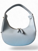 Torebka damska VERA PELLE typu hobo bag, półksiężyc wykonana z naturalnej skóry dolaro. Jasnoniebieski kolor oraz eleganckie złote okucia nadają jej nowoczesny charakter. Model posiada regulowany pasek oraz zamknięcie na suwak.