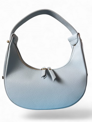 Torebka damska VERA PELLE typu hobo bag, półksiężyc wykonana z naturalnej skóry dolaro. Jasnoniebieski kolor oraz eleganckie złote okucia nadają jej nowoczesny charakter. Model posiada regulowany pasek oraz zamknięcie na suwak.