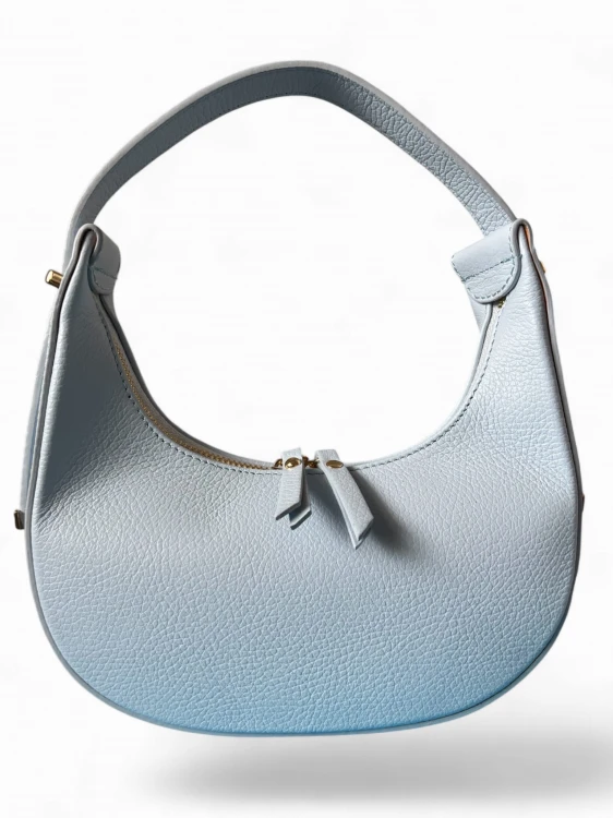 Torebka damska VERA PELLE typu hobo bag, półksiężyc wykonana z naturalnej skóry dolaro. Jasnoniebieski kolor oraz eleganckie złote okucia nadają jej nowoczesny charakter. Model posiada regulowany pasek oraz zamknięcie na suwak.