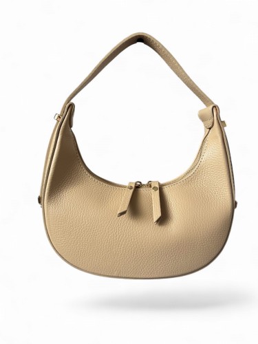 Torebka damska VERA PELLE typu hobo bag, półksiężyc wykonana z naturalnej skóry dolaro. Beżowy kolor oraz eleganckie złote okucia nadają jej nowoczesny charakter. Model posiada regulowany pasek oraz zamknięcie na suwak.