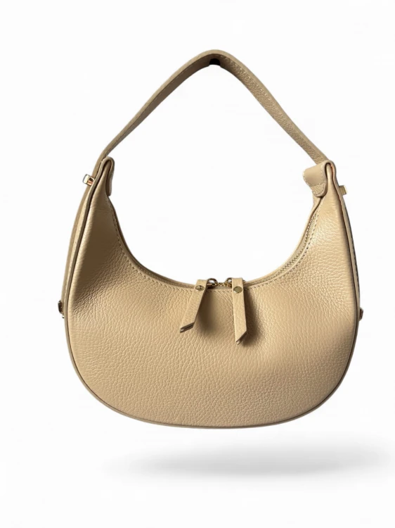 Torebka damska VERA PELLE typu hobo bag, półksiężyc wykonana z naturalnej skóry dolaro. Beżowy kolor oraz eleganckie złote okucia nadają jej nowoczesny charakter. Model posiada regulowany pasek oraz zamknięcie na suwak.