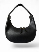 Torebka damska VERA PELLE typu hobo bag, półksiężyc wykonana z naturalnej skóry dolaro. Czarny kolor oraz eleganckie złote okucia nadają jej nowoczesny charakter. Model posiada regulowany pasek oraz zamknięcie na suwak.