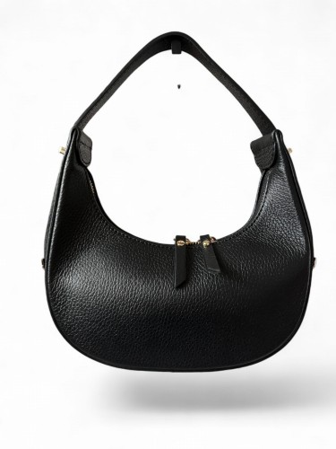 Torebka damska VERA PELLE typu hobo bag, półksiężyc wykonana z naturalnej skóry dolaro. Czarny kolor oraz eleganckie złote okucia nadają jej nowoczesny charakter. Model posiada regulowany pasek oraz zamknięcie na suwak.