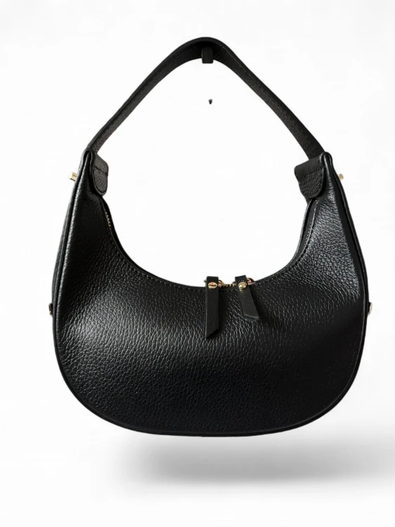 Torebka damska VERA PELLE typu hobo bag, półksiężyc wykonana z naturalnej skóry dolaro. Czarny kolor oraz eleganckie złote okucia nadają jej nowoczesny charakter. Model posiada regulowany pasek oraz zamknięcie na suwak.