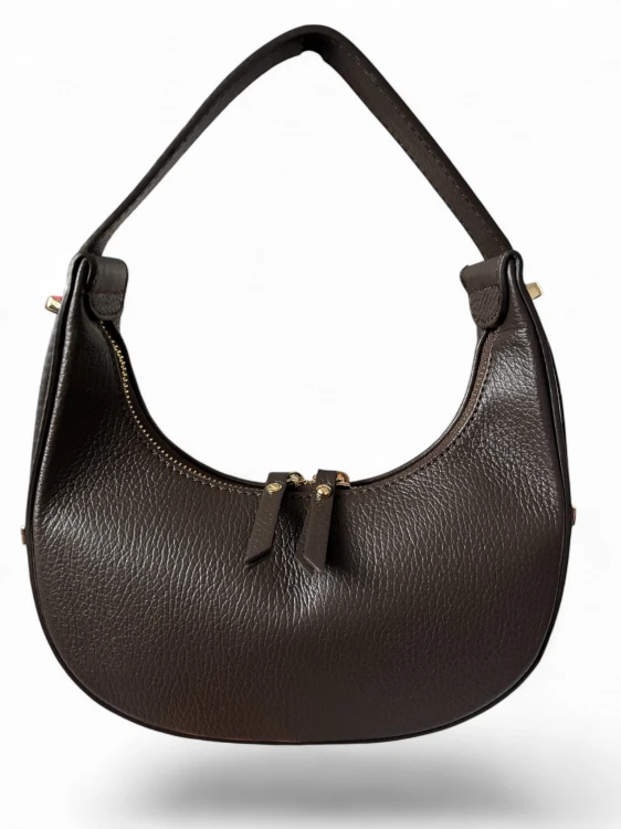Torebka damska VERA PELLE typu hobo bag, półksiężyc wykonana z naturalnej skóry dolaro. Brązowy kolor oraz eleganckie złote okucia nadają jej nowoczesny charakter. Model posiada regulowany pasek oraz zamknięcie na suwak.
