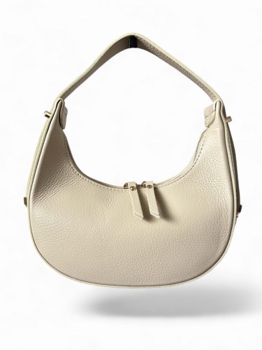 Torebka damska VERA PELLE typu hobo bag, półksiężyc wykonana z naturalnej skóry dolaro. Kremowy kolor oraz eleganckie złote okucia nadają jej nowoczesny charakter. Model posiada regulowany pasek oraz zamknięcie na suwak.