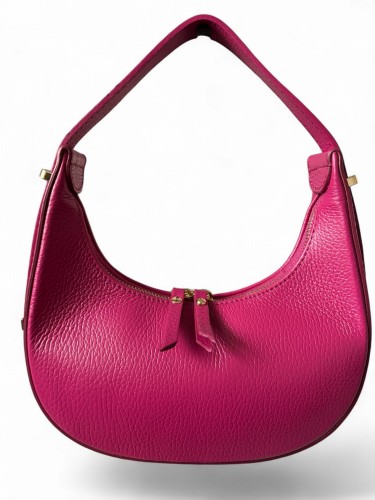 Torebka damska VERA PELLE typu hobo bag, półksiężyc wykonana z naturalnej skóry dolaro. Kolor fuksji oraz eleganckie złote okucia nadają jej nowoczesny charakter. Model posiada regulowany pasek oraz zamknięcie na suwak.
