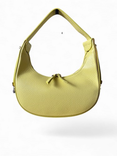 Torebka damska VERA PELLE typu hobo bag, półksiężyc wykonana z naturalnej skóry dolaro. Kolor jasnożółty oraz eleganckie złote okucia nadają jej nowoczesny charakter. Model posiada regulowany pasek oraz zamknięcie na suwak.