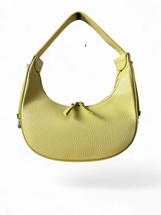 Torebka damska VERA PELLE typu hobo bag, półksiężyc wykonana z naturalnej skóry dolaro. Kolor jasnożółty oraz eleganckie złote okucia nadają jej nowoczesny charakter. Model posiada regulowany pasek oraz zamknięcie na suwak.