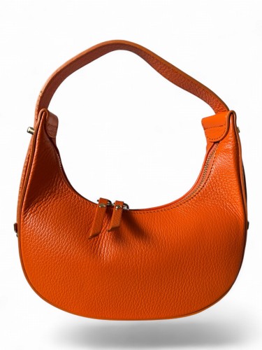 Torebka damska VERA PELLE typu hobo bag, półksiężyc wykonana z naturalnej skóry dolaro. Kolor pomarańczowy oraz eleganckie złote okucia nadają jej nowoczesny charakter. Model posiada regulowany pasek oraz zamknięcie na suwak.