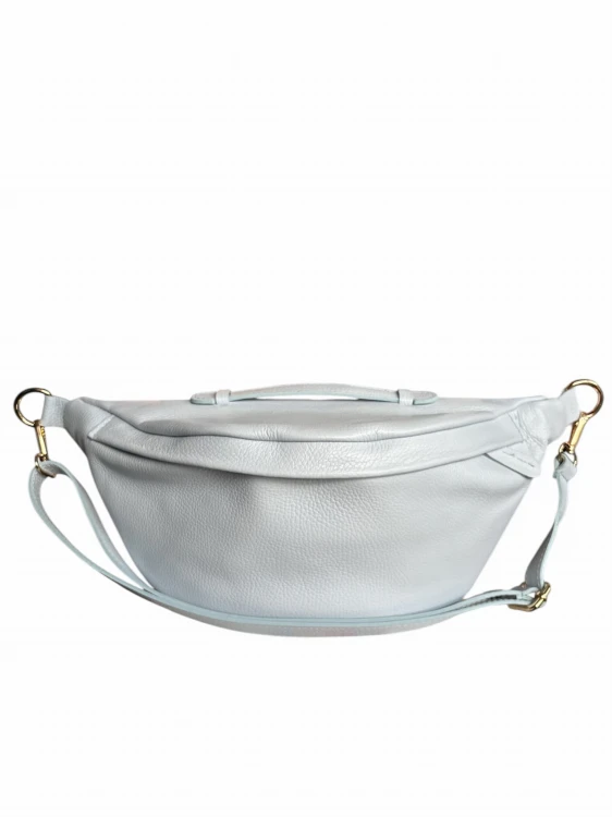 Jasnoniebieska nerka damska Vera Pelle wykonana z włoskiej skóry naturalnej. Elegancka torebka crossbody z regulowanym paskiem, złotymi detalami i praktycznymi kieszeniami. Idealna na co dzień i na wyjścia.