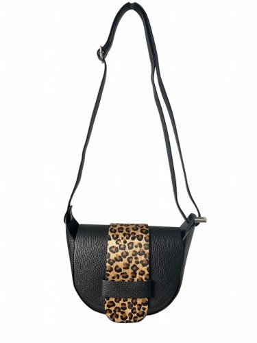 Torebka skórzana VERA PELLE czarna z motywem panterki to elegancka listonoszka z naturalnej skóry. Kompaktowa i stylowa, idealna na co dzień i wieczór. Regulowany pasek i modny design podkreślają wyjątkowy charakter.
