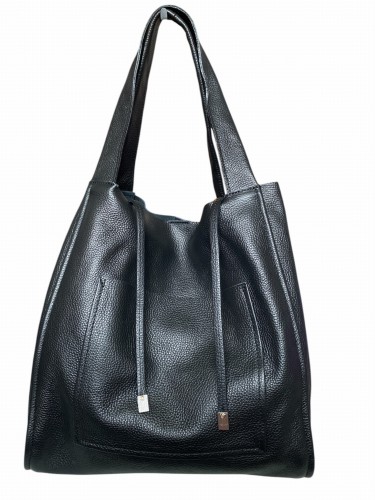 Czarna torebka damska Vera Pelle typu Shopper XXL wykonana z naturalnej skóry. Bardzo duża i pojemna torba mieszcząca format A4 z doczepianą saszetką na łańcuszku. Elegancka włoska shopperka idealna do pracy, zakupów i codziennych stylizacji.