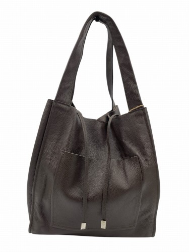 Czekoladowa brązowa torebka damska Vera Pelle typu Shopper XXL wykonana z naturalnej skóry. Bardzo duża i pojemna torba mieszcząca format A4 z doczepianą saszetką na łańcuszku. Elegancka włoska shopperka idealna do pracy, zakupów i codziennych stylizacji.