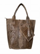 Duża torebka damska typu shopper z naturalnej skóry zamszowej w kolorze taupe z tłoczeniem croco, frędzlami i dodatkową saszetką na zamek