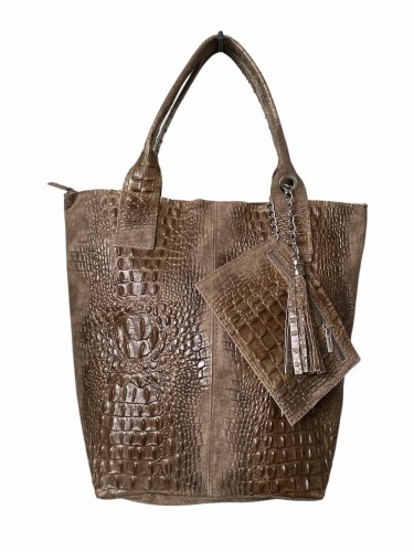 Duża torebka damska typu shopper z naturalnej skóry zamszowej w kolorze taupe z tłoczeniem croco, frędzlami i dodatkową saszetką na zamek