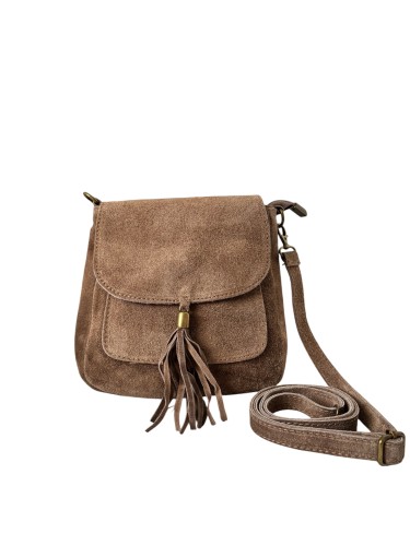 Stylowa torebka damska Vera Pelle wykonana z naturalnej skóry zamszowej. Listonoszka z frędzlami, regulowanym paskiem i praktycznymi kieszeniami. Idealna na co dzień i do stylizacji boho.