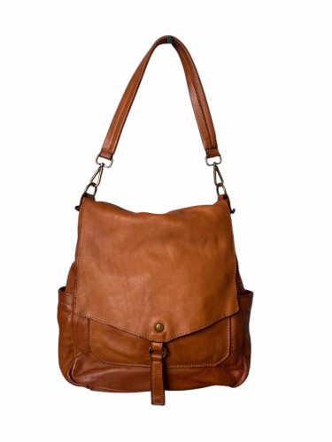 Camelowa torebka VERA PELLE z naturalnej skóry cielęcej, ręcznie barwiona i szyta. Unikatowy styl vintage, 6 kieszeni, 2 paski do noszenia na ramię lub do ręki. Wyjątkowa jakość i funkcjonalność na co dzień.