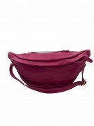 Różowa nerka damska Vera Pelle w odcieniu fuksji wykonana z włoskiej skóry naturalnej. Elegancka torebka crossbody z regulowanym paskiem, złotymi detalami i praktycznymi kieszeniami. Idealna na co dzień i na wyjścia.