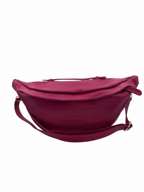 Różowa nerka damska Vera Pelle w odcieniu fuksji wykonana z włoskiej skóry naturalnej. Elegancka torebka crossbody z regulowanym paskiem, złotymi detalami i praktycznymi kieszeniami. Idealna na co dzień i na wyjścia.