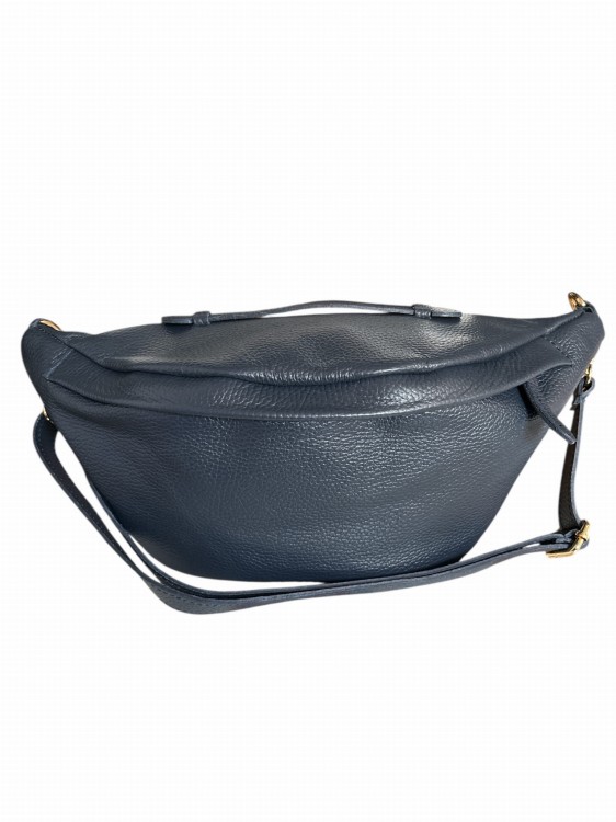 Granatowa nerka damska Vera Pelle wykonana z włoskiej skóry naturalnej. Elegancka torebka crossbody z regulowanym paskiem, złotymi detalami i praktycznymi kieszeniami. Idealna na co dzień i na wyjścia.