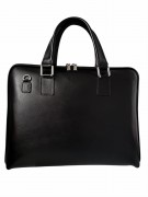 Elegancka damska torba na laptopa A4 wykonana z naturalnej skóry licowej. Włoska marka Vera Pelle. Idealna do pracy i na spotkania biznesowe. Klasyczna czarna torba skórzana z regulowanym paskiem.