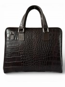 Brązowa damska torba na laptopa A4 wykonana z naturalnej skóry licowej z tłoczeniem croco. Elegancki model włoskiej marki Vera Pelle Italy, idealny do pracy i na spotkania biznesowe.