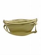 Jasnożółta nerka damska Vera Pelle wykonana z włoskiej skóry naturalnej. Elegancka torebka crossbody z regulowanym paskiem, złotymi detalami i praktycznymi kieszeniami. Idealna na co dzień i na wyjścia.