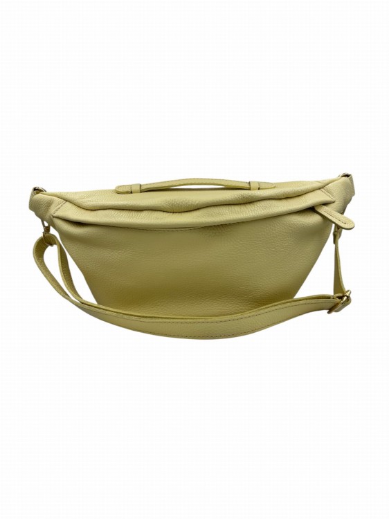 Jasnożółta nerka damska Vera Pelle wykonana z włoskiej skóry naturalnej. Elegancka torebka crossbody z regulowanym paskiem, złotymi detalami i praktycznymi kieszeniami. Idealna na co dzień i na wyjścia.