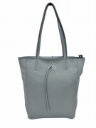 Jasnoniebieska shopperka damska VERA PELLE wykonana z wysokiej jakości skóry naturalnej. Klasyczny włoski design, jednokomorowe wnętrze z praktyczną saszetką, długie rączki i usztywniony spód. Idealna torebka na co dzień – do pracy, na zakupy i spotkania.
