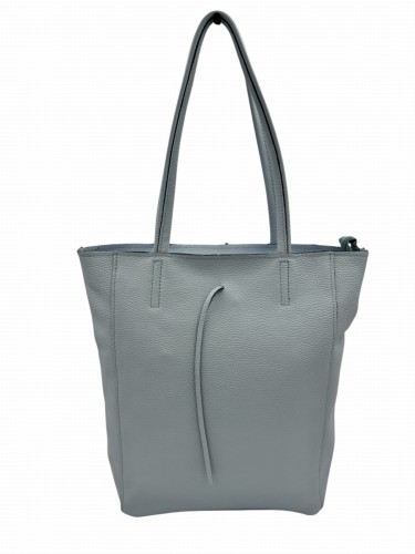 Jasnoniebieska shopperka damska VERA PELLE wykonana z wysokiej jakości skóry naturalnej. Klasyczny włoski design, jednokomorowe wnętrze z praktyczną saszetką, długie rączki i usztywniony spód. Idealna torebka na co dzień – do pracy, na zakupy i spotkania.